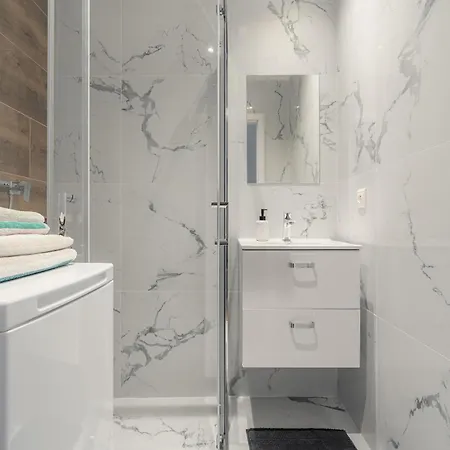 Stylish 1br - Local Market Vibes - Ac - Pool Walk Appartamento Bratislava